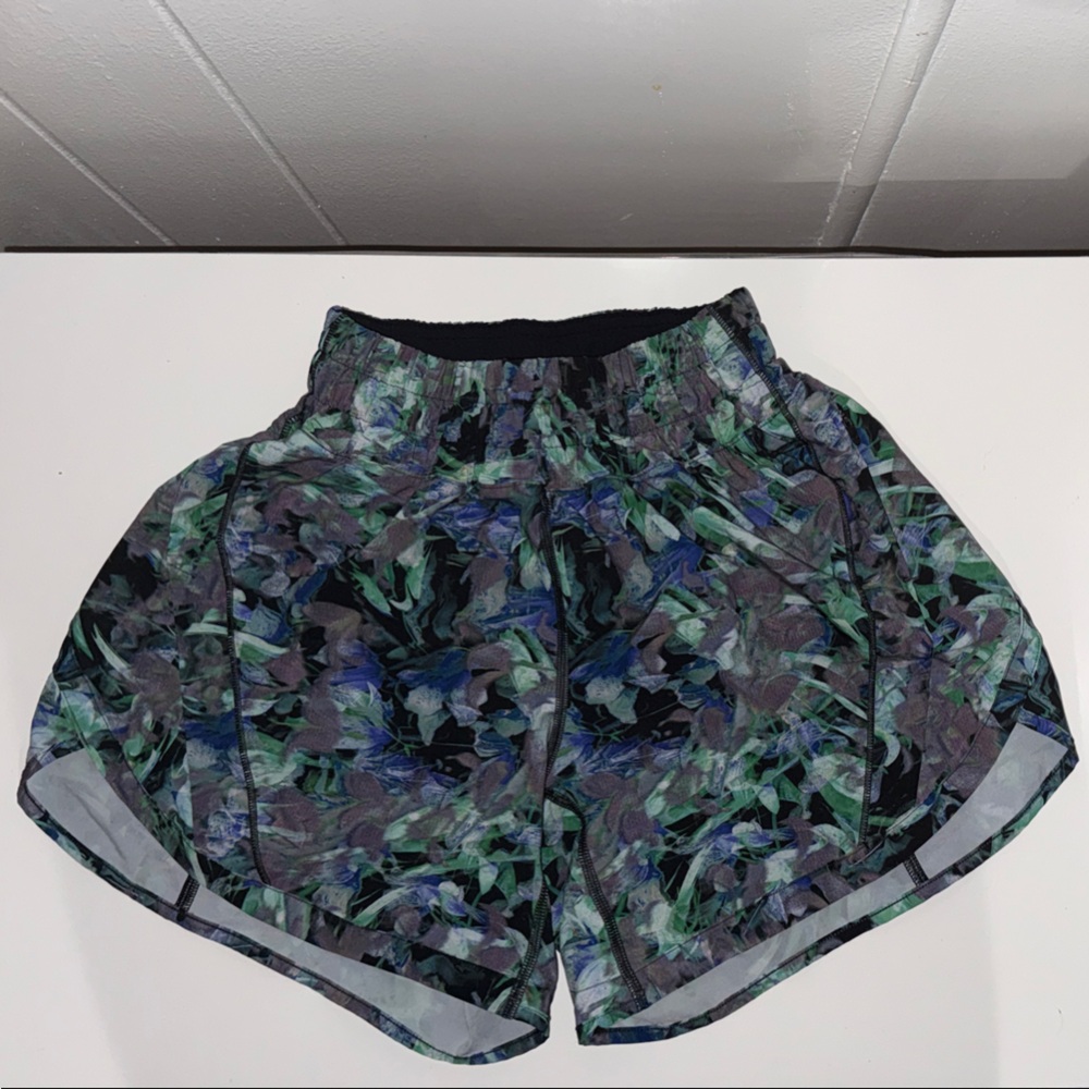 Lululemon Track That Mid-Rise con un estampado Rapid Flourish Multi.